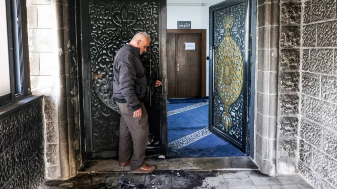 50 اعتداء على المساجد في الضفة الغربية منذ مطلع 2026  